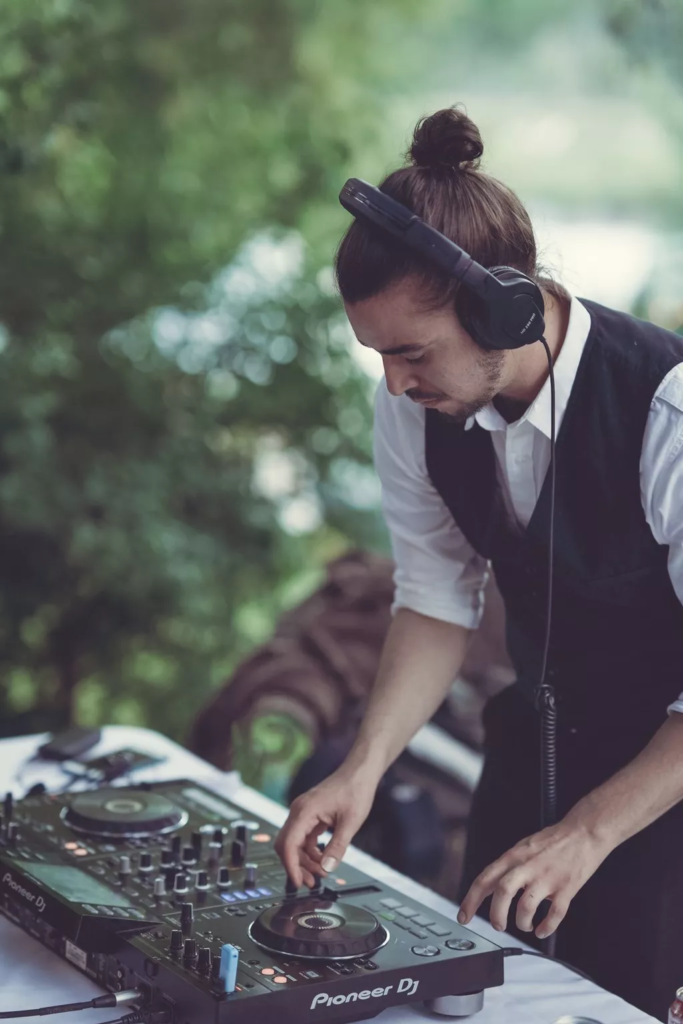 This vendor highlight will be highlighting a Tacoma, Seattle, WA DJ. DJ Dane serves weddings and events with DJ and MC services for weddings and events in the Tacoma and Seattle areas.